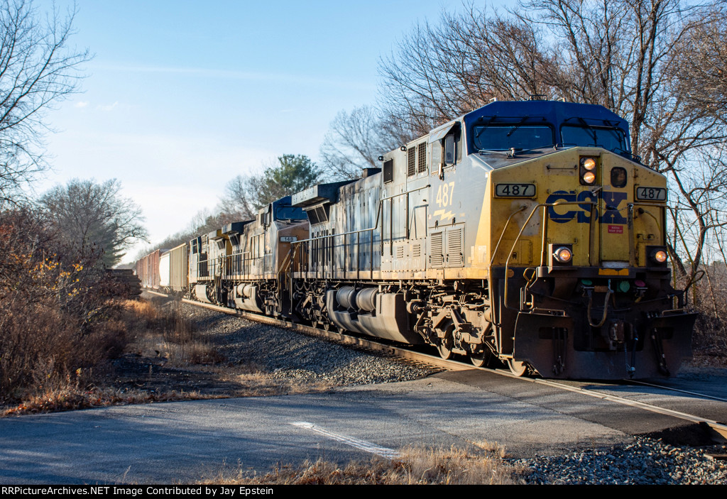 CSX 487 leads M426 east at Railroad Ave 